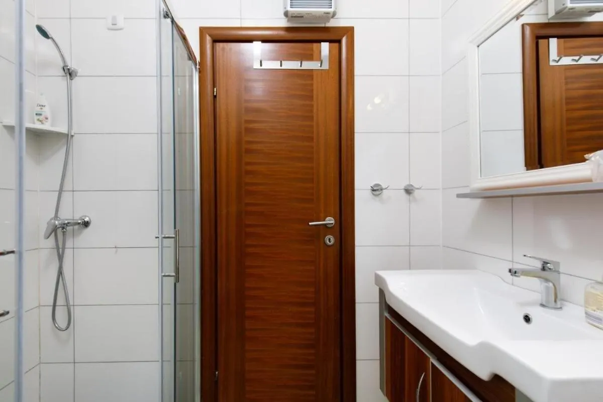 Cozy Apartment For 3 Adults Next To The Beach Split 0*,