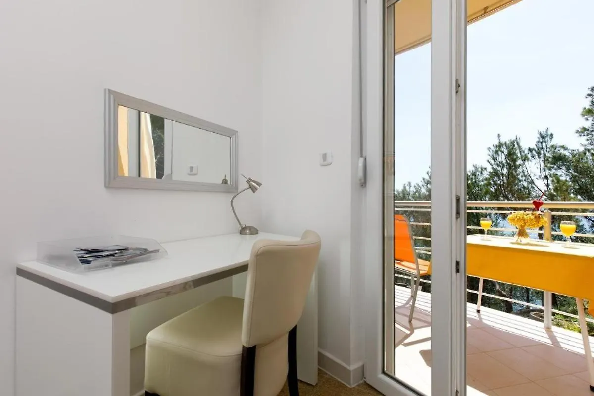 Cozy Apartment For 3 Adults Next To The Beach